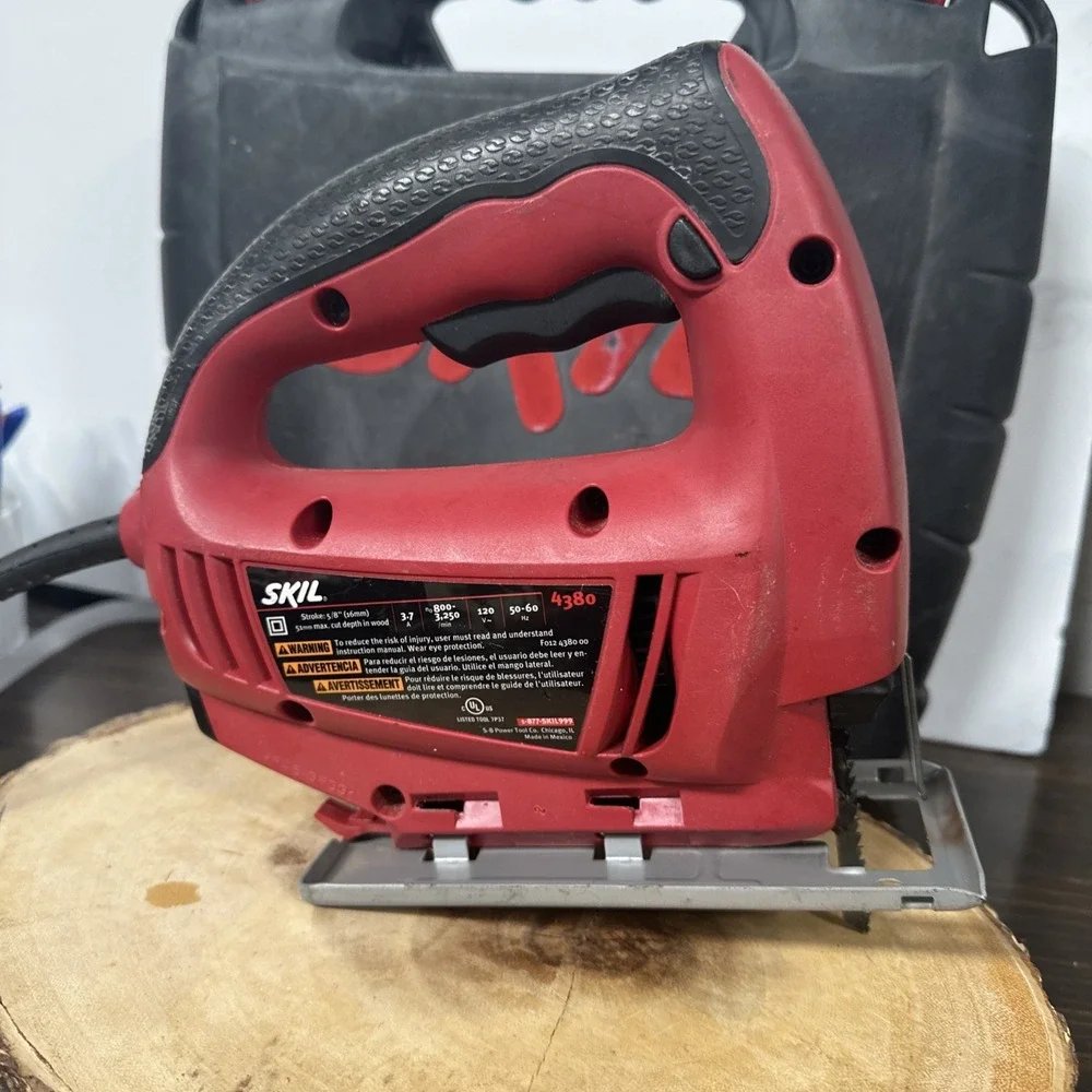 Skil Saw Model 4380 Orbital Jig Saw & Carrying Case - Works Great